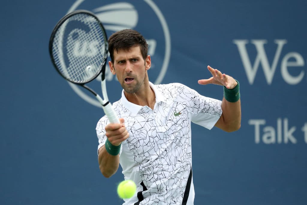El serbio Novak Djokovic, el décimo preclasificado, dio cuenta del francés Adrian Mannarino por 4-6, 6-2 y 6-1 para clasificarse a la siguiente ronda del torneo.