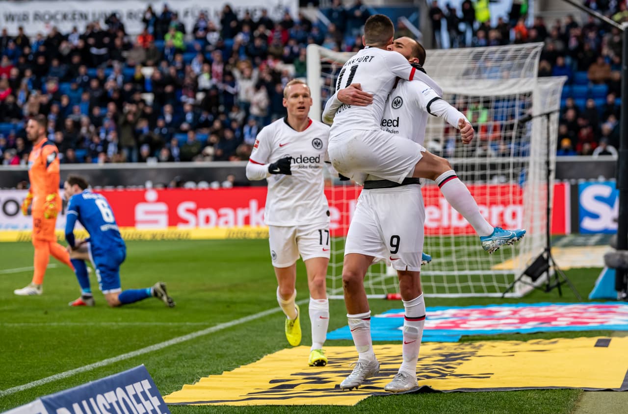 Dost (18’) abrió el marcador para Frankfurt, Stafylidis (48’) emparejó el encuentro y Chandler (62’) anotó el gol de la victoria.