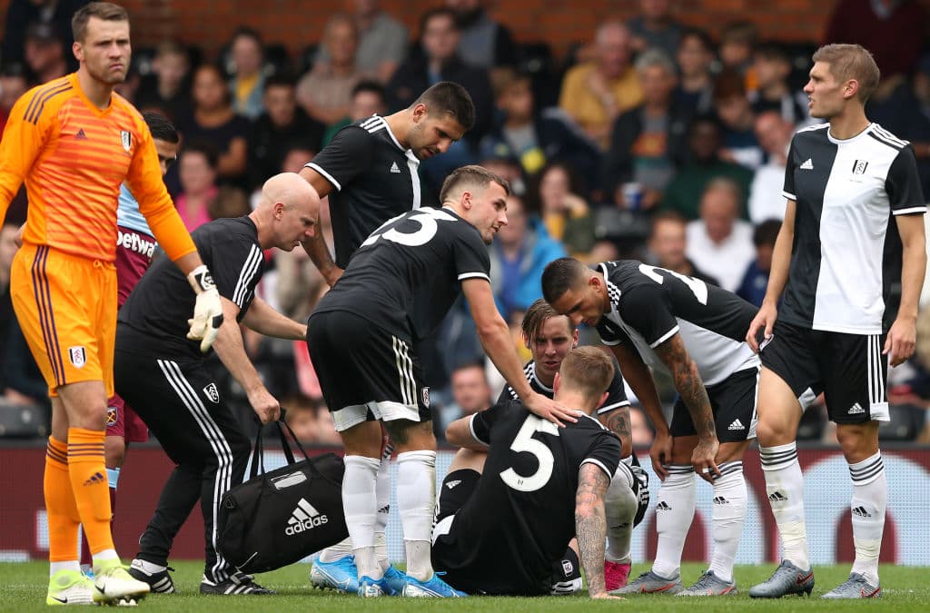 El jugador del Fulham Alfie Mawson no pudo acabar el partido y salió por lesión.