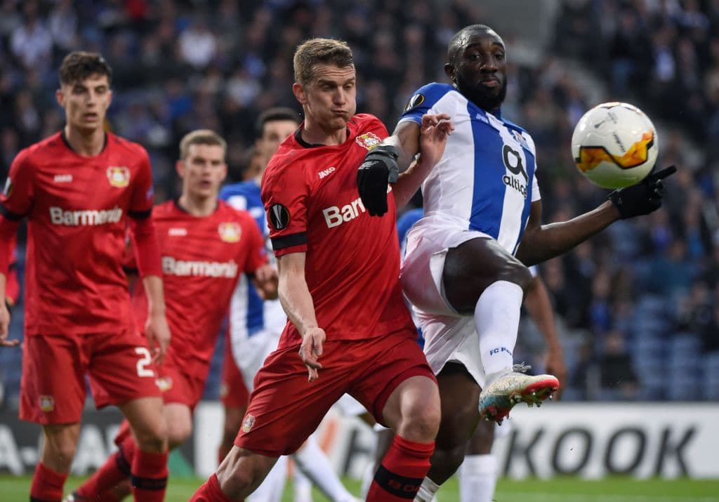 Lars Bender sale a la marca del peligroso y habilidoso juagdor del Porto Moussa Marega.