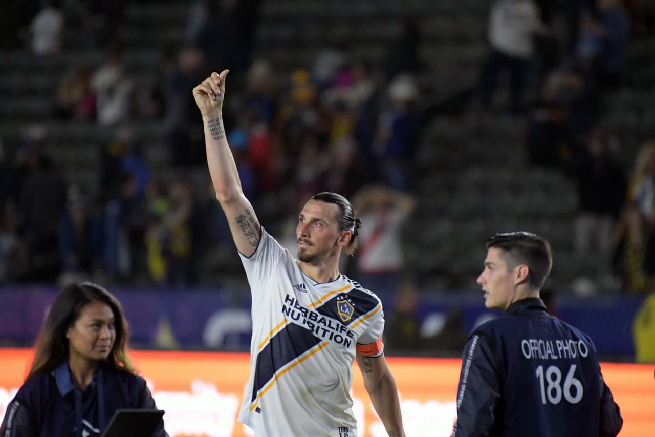 En la cancha, el Galaxy superó 2-1 a Chicago Fire. Zlatan Ibrahimovic consiguió el tanto de la victora.