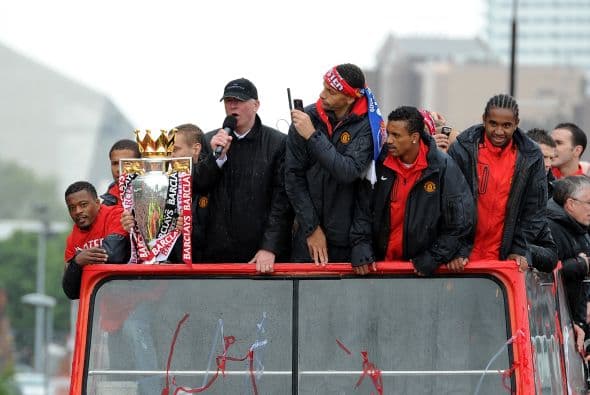 Sir Alex Ferguson, técnico del equipo, tomó el micrófono para dar las gracias a los presentes.