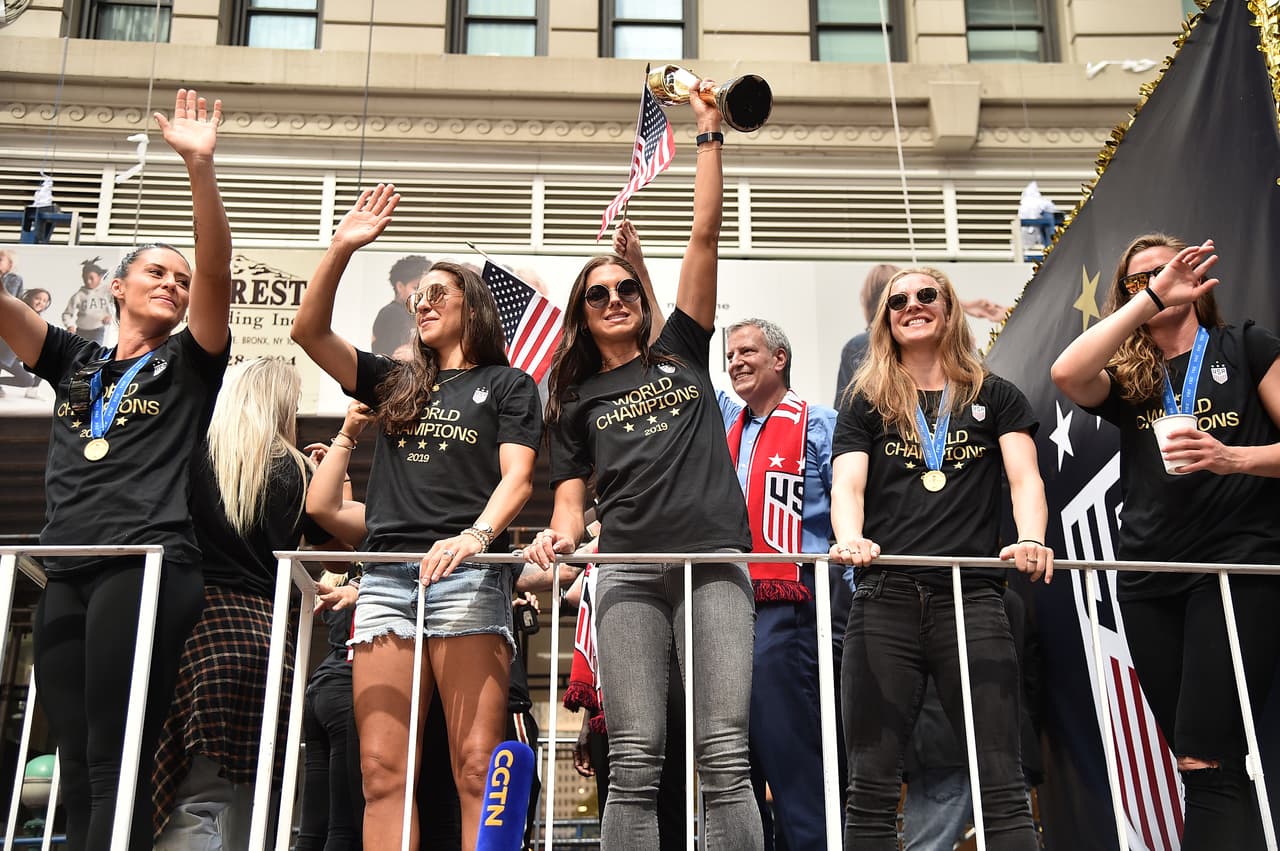 Megan Rapinoe, Alex Morgan, Julie Ertz, Allie Long, Carli Lloyd y compañía vivieron este miércoles una jornada especial en Nueva York durante el desfile de campeonas del mundo con el Team USA. Cientos de aficionados salieron a las calles de la Gran Manzana para saludar a sus heroínas.