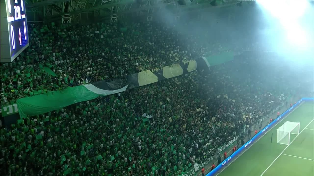 Arranca el partido y la pelota está en juego.
