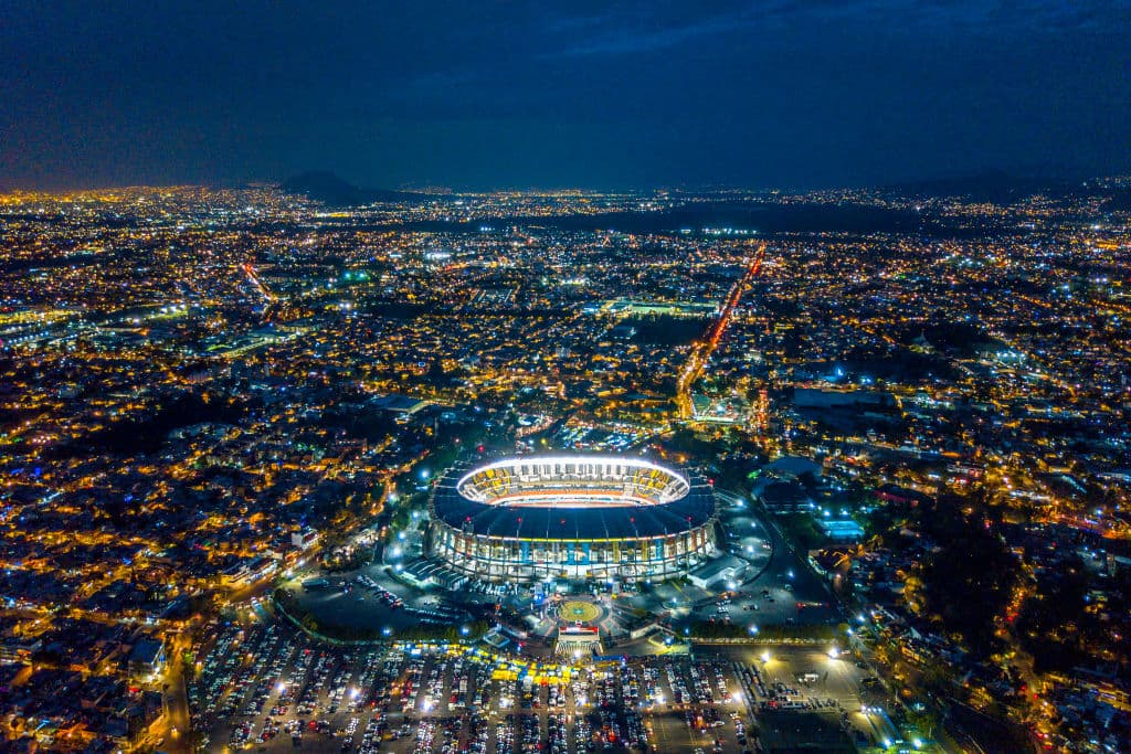 Una impactante y espectacular toma aérea del Estadio Azteca en la Ciudad de México en el momento justo en el que se estaba disputando la gran Final de la Liga MX entre América y Cruz Azul.