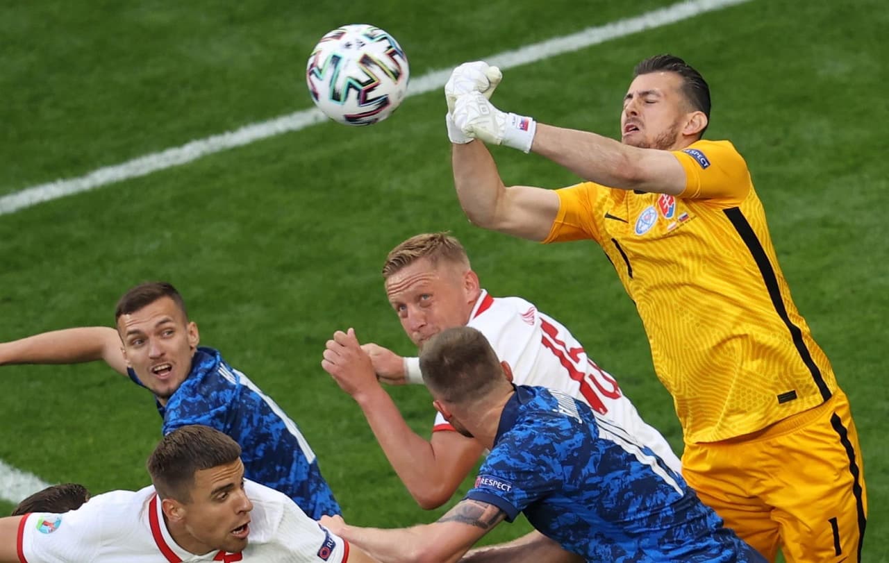 Eslovaquia logra sacar la victoria ante Polonia 2-1 en San Petersuburgo, Rusia. Robert Mak provoca la jugada para el primer gol para los eslovacos y, a segundos de iniciar la segunda parte, Karol Linetty empata el encuentro. El gol del triunfo fue de Milán Skriniar al 69' y consiguen sus primeros tres puntos en el Grupo E de la Euro 2020.