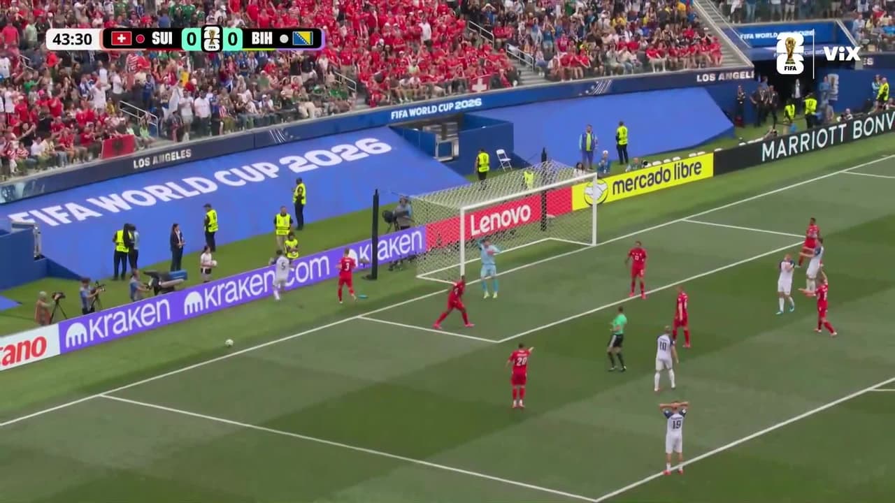¡Suiza evita el peligro! Cortan un pase de gol de Kolašinac
