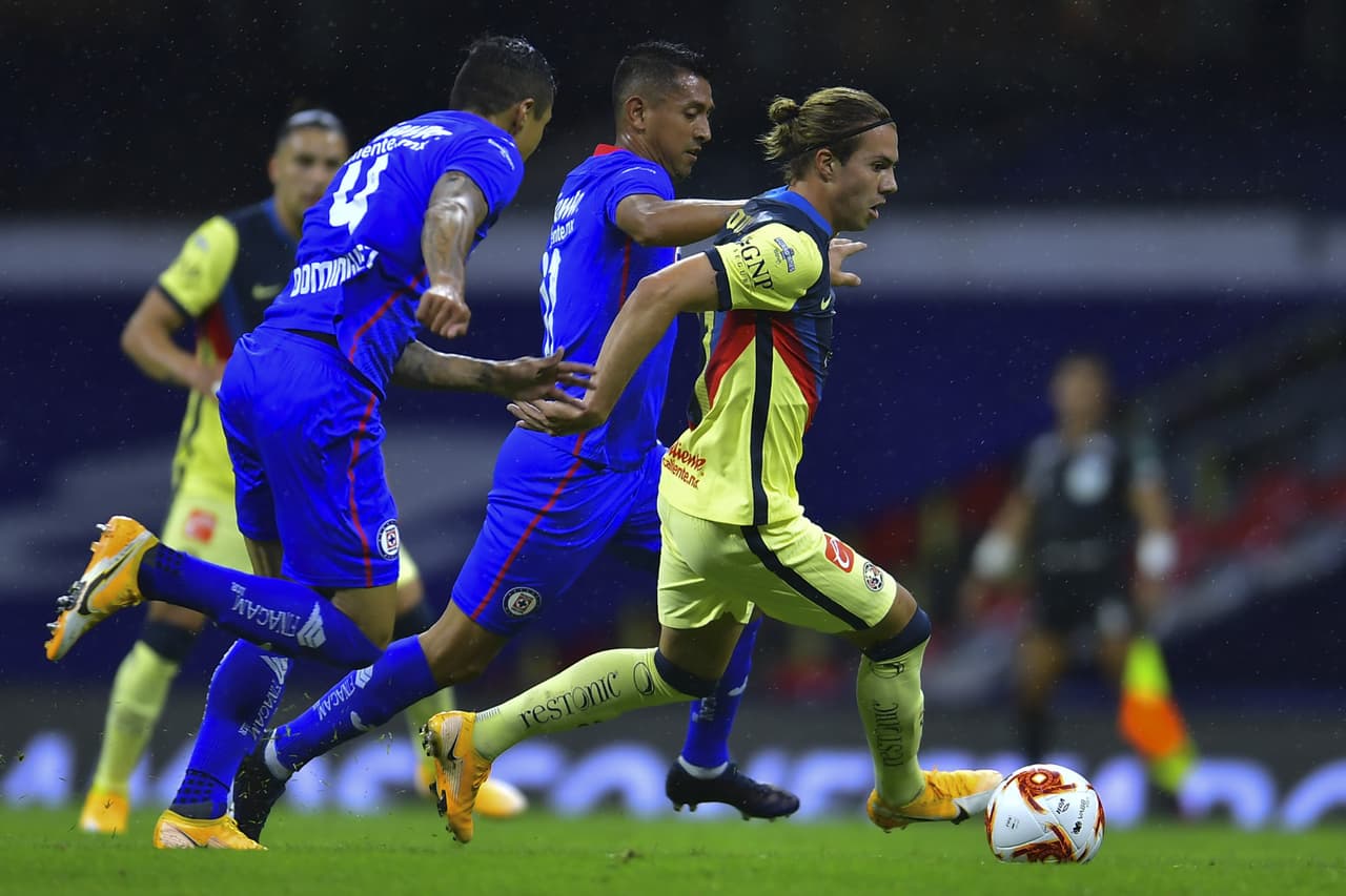 América ya no genera peligro y el partido se disputa solamente en el medio campo.