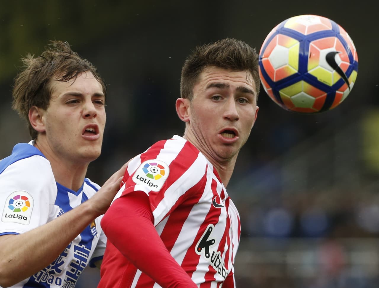 Jon Bautista (Real Sociedad) en un duelo con Aymeric Laporte (Bilbao) por la pelota.
