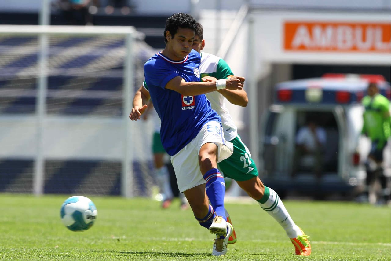 En enero de 2017, Héctor Altamirano dejo Gallos Blancos en Ascenso como DT tras asumir en 2016. Como jugador, luego de 1997, pasó con dos títulos por Santos y se retiró en 2012 con Cruz Azul Hidalgo.