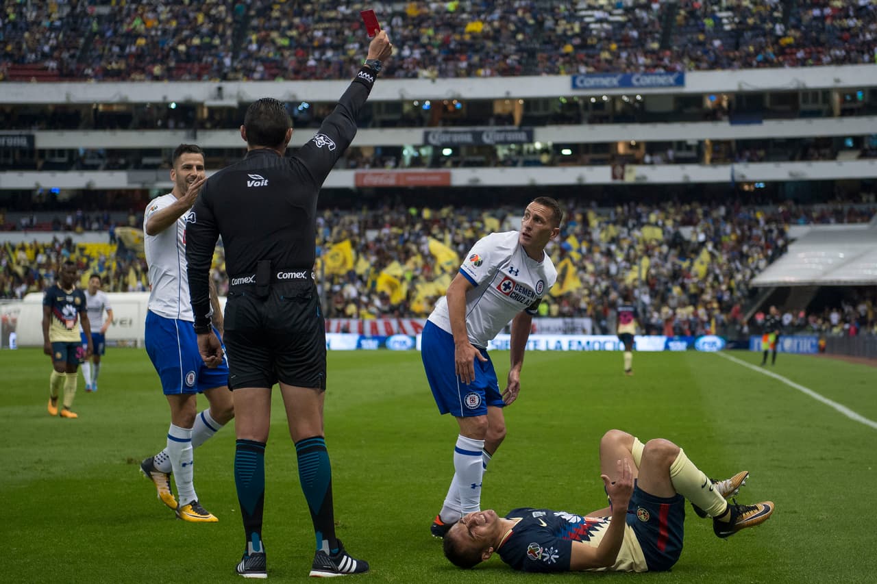 En cambio, para Cruz Azul las cosas se pusieron feas al minuto 45, con la expulsión de Christian Giménez.