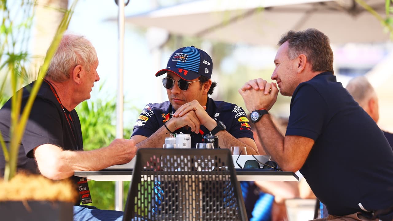 Red Bull descarta ir por Carlos Sainz y ve a Checo Pérez como su mejor opción