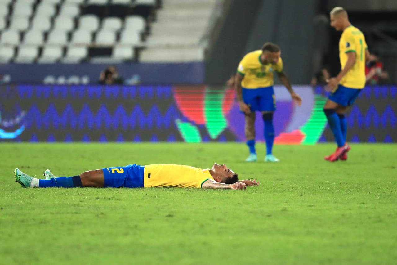 La postal de Danilo tirando en el césped dice más que mil palabras: Brasil, con muy poco al frente, aguantó los embates chilenos durante más de 90 minutos.