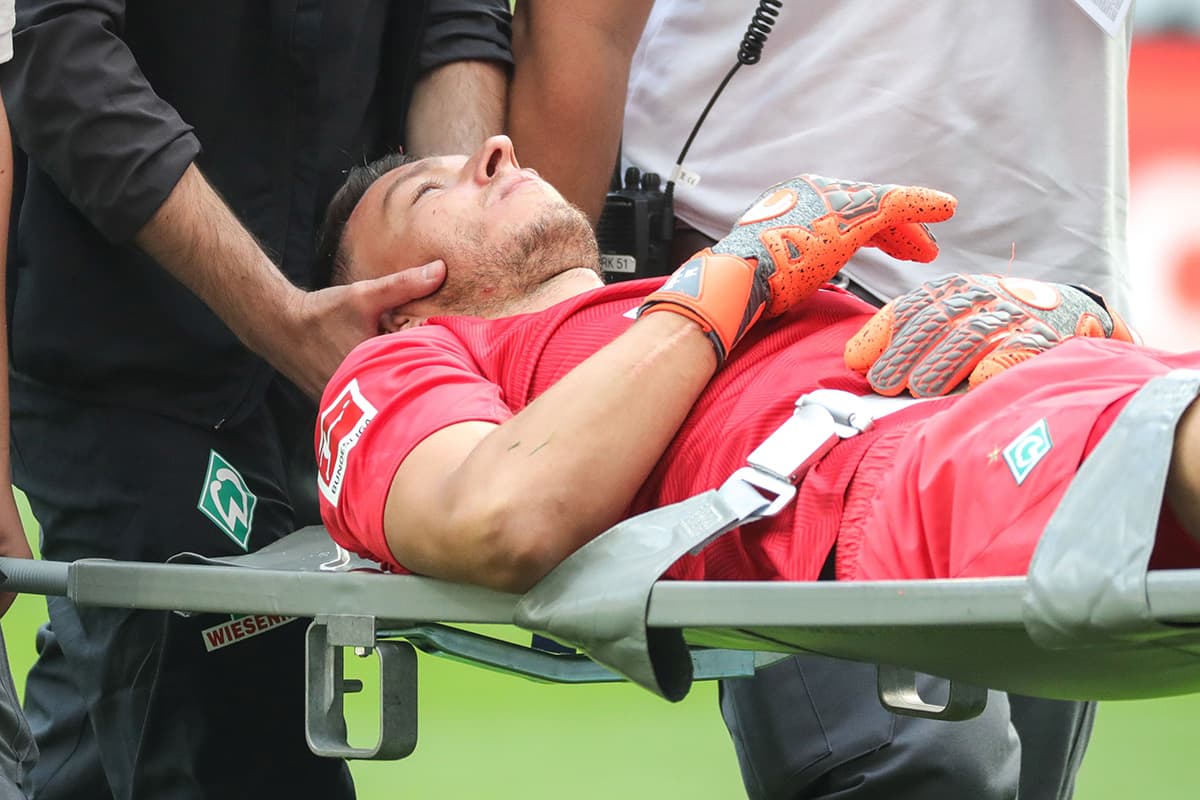 El arquero checo del Werder Bremen finalmente fue llevado a un centro asistencial tras el duro choque.
