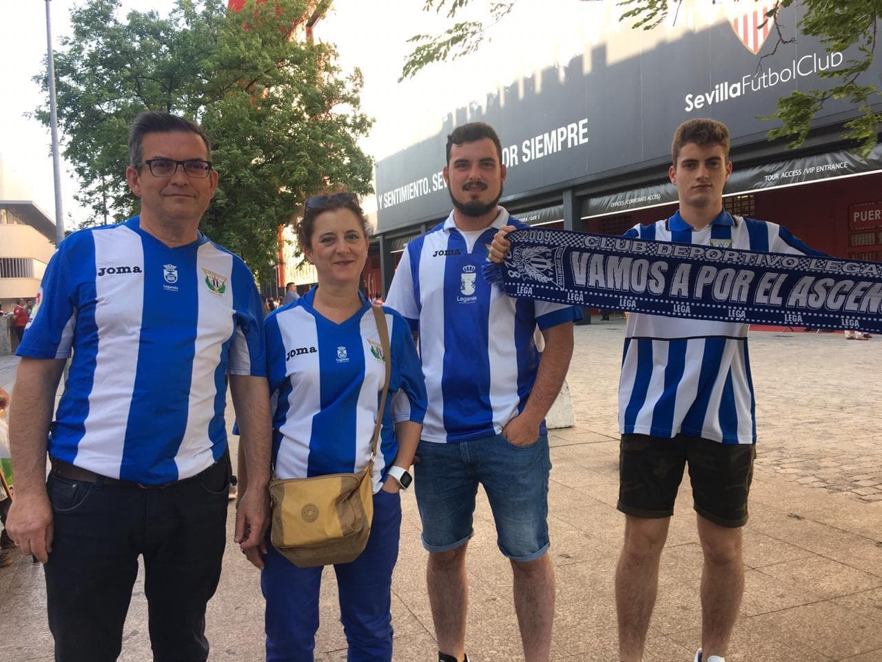 Fanáticos presentes en las afueras del Estadio Ramón Sánchez Pizjuán para el juego entre Sevilla y Leganés por la jornada 36 de LaLiga.