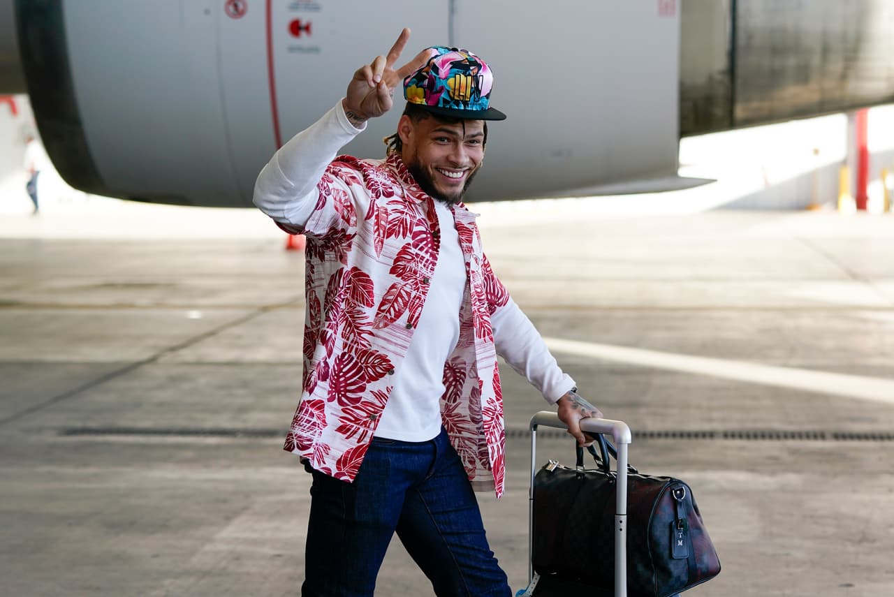 Los Kansas City Chiefs aterrizaron en el aeropuerto de Miami en la semana donde enfrentarán a los 49ers por el Super Bowl LIV.