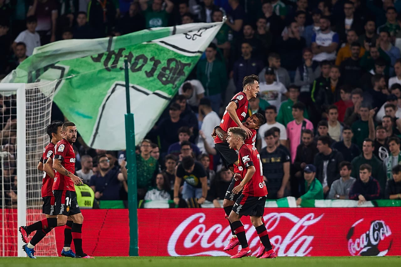 Juan Camilo Hernández (16’) adelantaba a los visitantes hasta que Sergio Canales (19’), de tiro penal hizo, el 1-1. Budimir (27’) aventajó nuevamente a Mallorca. Marcaron un segundo penal en favor de Betis, mismo que cobró y anotó Fekir (35’). Joaquín Sánchez (48’) daba la victoria a los locales, pero Kubo (70’) arrebató el empate. Guardado salió al 87’.