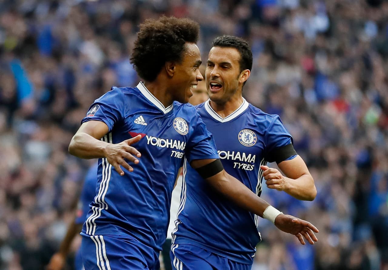 Willian, gran jugador brasileño al servicio del Chelsea, estaría siendo tentado por José Mourinho para que se una al Manchester United.