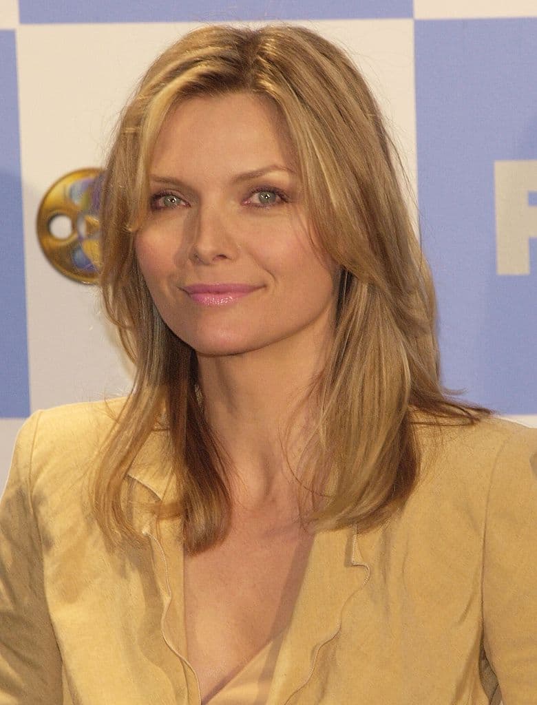 En el mismo local trabaja Frankie (Michelle Pfeiffer), una bella camarera que mantiene las distancias. Una relación sentimental traumática la ha convertido en una mujer que desconfía de los hombres.
<br>