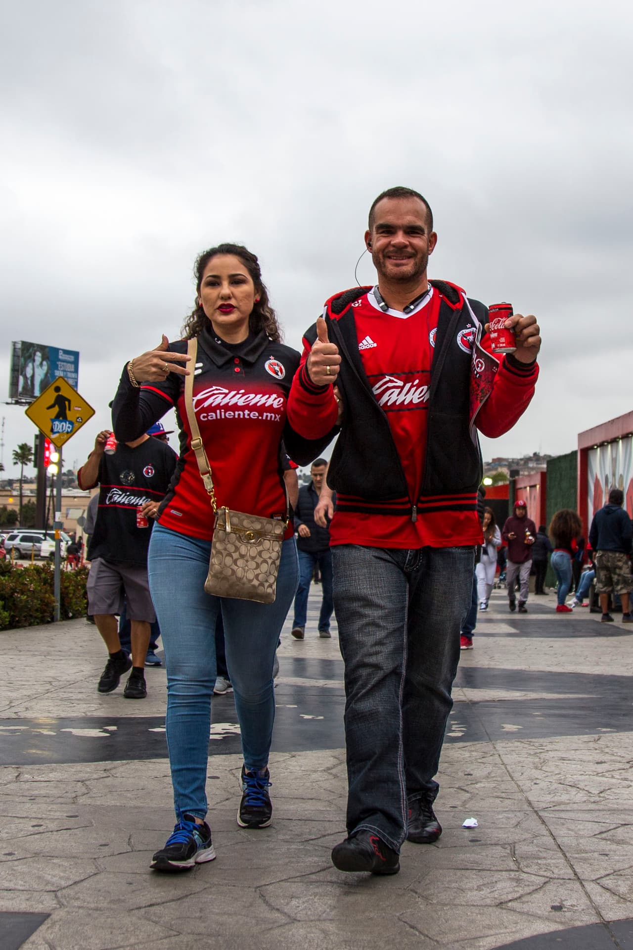 Tremendo ambiente el que se vivió dentro y fuera del Estadio Caliente para presenciar el partido de la Ida de Cuartos de Final entre los Xolos de Tijuana y los Esmeraldas del León. Un marco fantástico para un partido que pintaba muy atractivo.