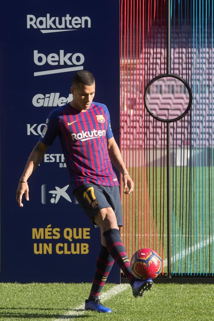 Jeison Murillo lucirá el número 17 en su camiseta y en el césped del Camp Nou hizo su primer rondo con la camiseta azulgrana junto a niños de la escuela del FC Barcelona.
