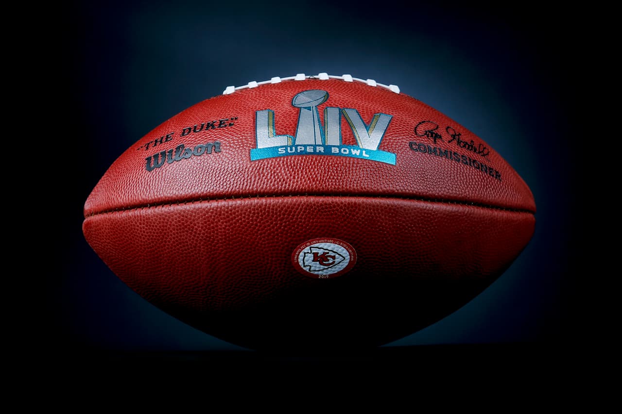 Con los balones listos, los responsables de NFL trabajan en acondicionar el campo para que se convierta en un recinto neutral.