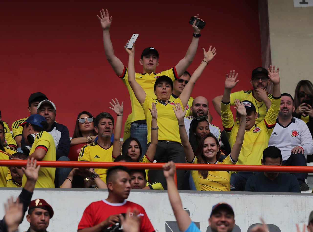 El ambiente en Lima tuvo a fanáticos peruanos y colombianos en medio de la expectativa de u partido clave para el futuro de ambos y del resto de equipos.