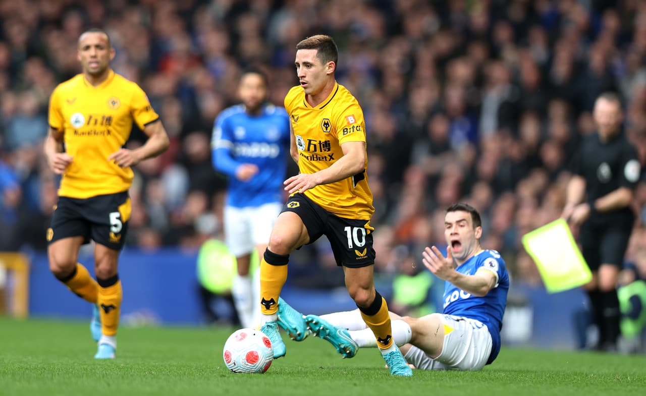 Wolves se acerca a zona de competiciones de Europa con triunfo sobre Everton de visitante; Raúl Jiménez fue titular y provocó una expulsión.