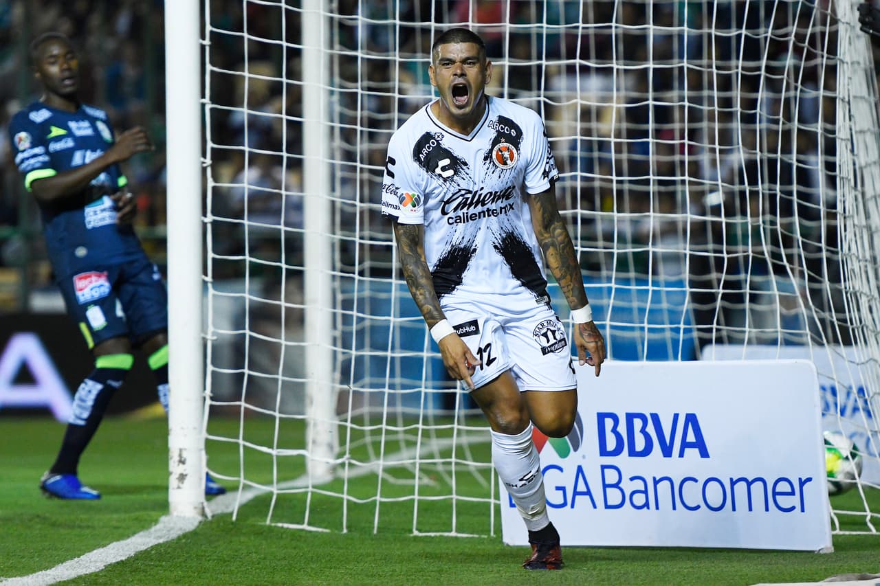 Y le dio una ventaja que jamás perdería el equipo visitante. El delantero argentino festejó así su gol para la causa de los Xolos.