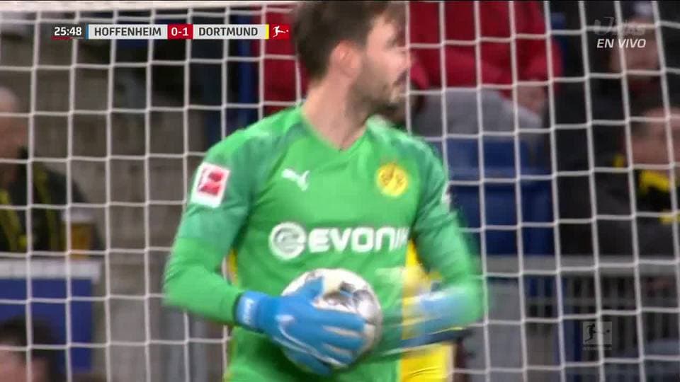 ¡CERCA!. Robert Skov disparó que se estrella en el poste.