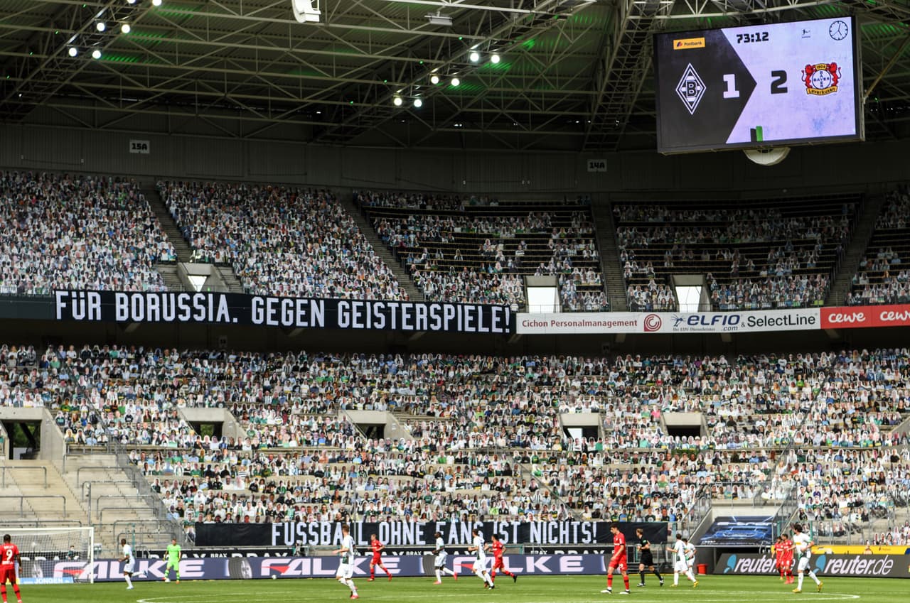 <b>¡Estadio casi lleno!</b>
<br>Los aficionados de cartón del Mönchengladbach dieron la vuelta al mundo ante la situación que se vive actualmente por la pandemia, que no fue impedimento para que un equipo de futbol sintiera compañía.