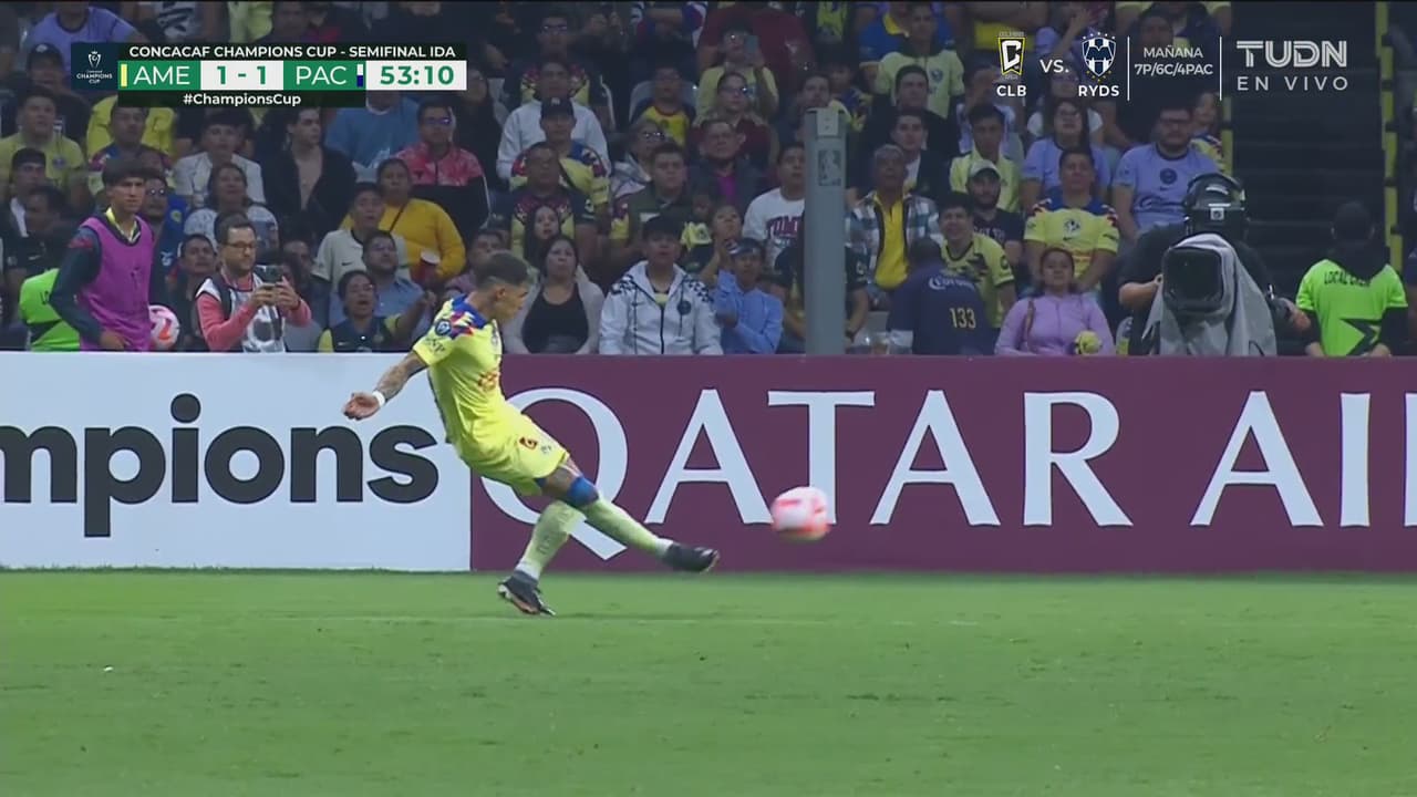 ¡Moreno se luce y evita el Chicotazo para el gol del América!