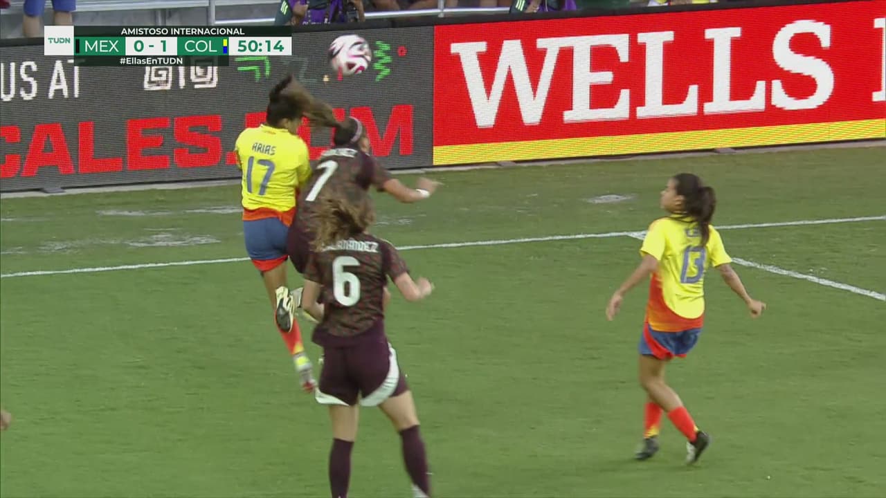 ¡Golpe fuerte! Choque de cabezas entre María Sánchez y Carolina Arias