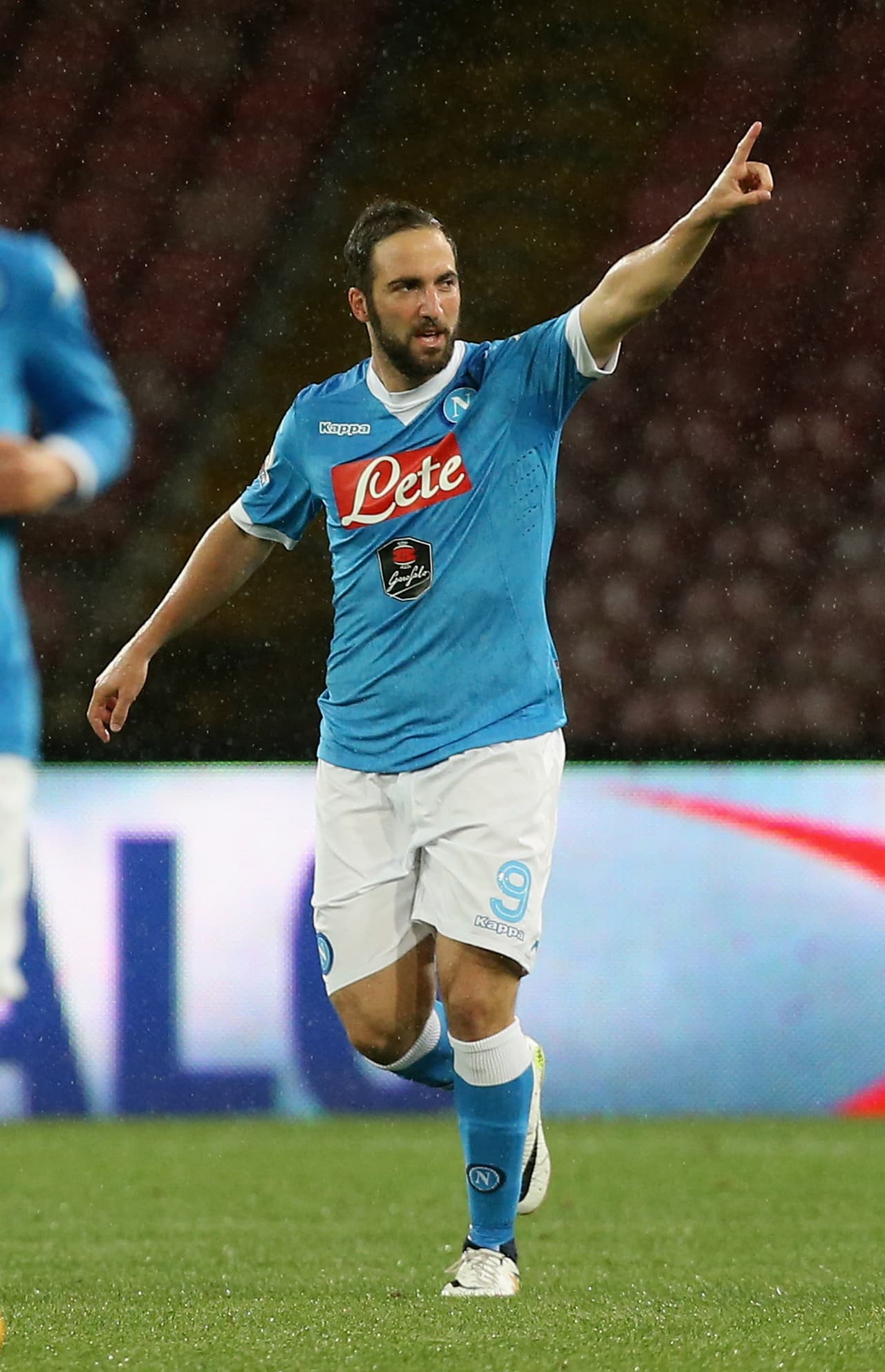 Gonzalo Higuaín es el segundo lugar con su polémico fichaje desde el Napoli hasta la Juventus en 2016.