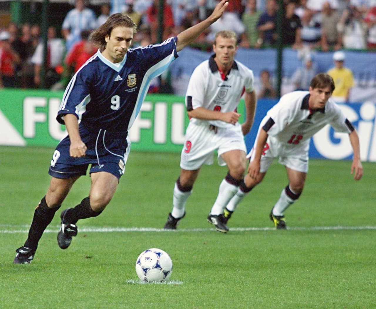 'El Batigol' le metió un gol de penal a Inglaterra en Francia 1998, en aquella noche cuando Michael Owen anotó un golazo de antología llevándose al 'Ratón' Ayala.