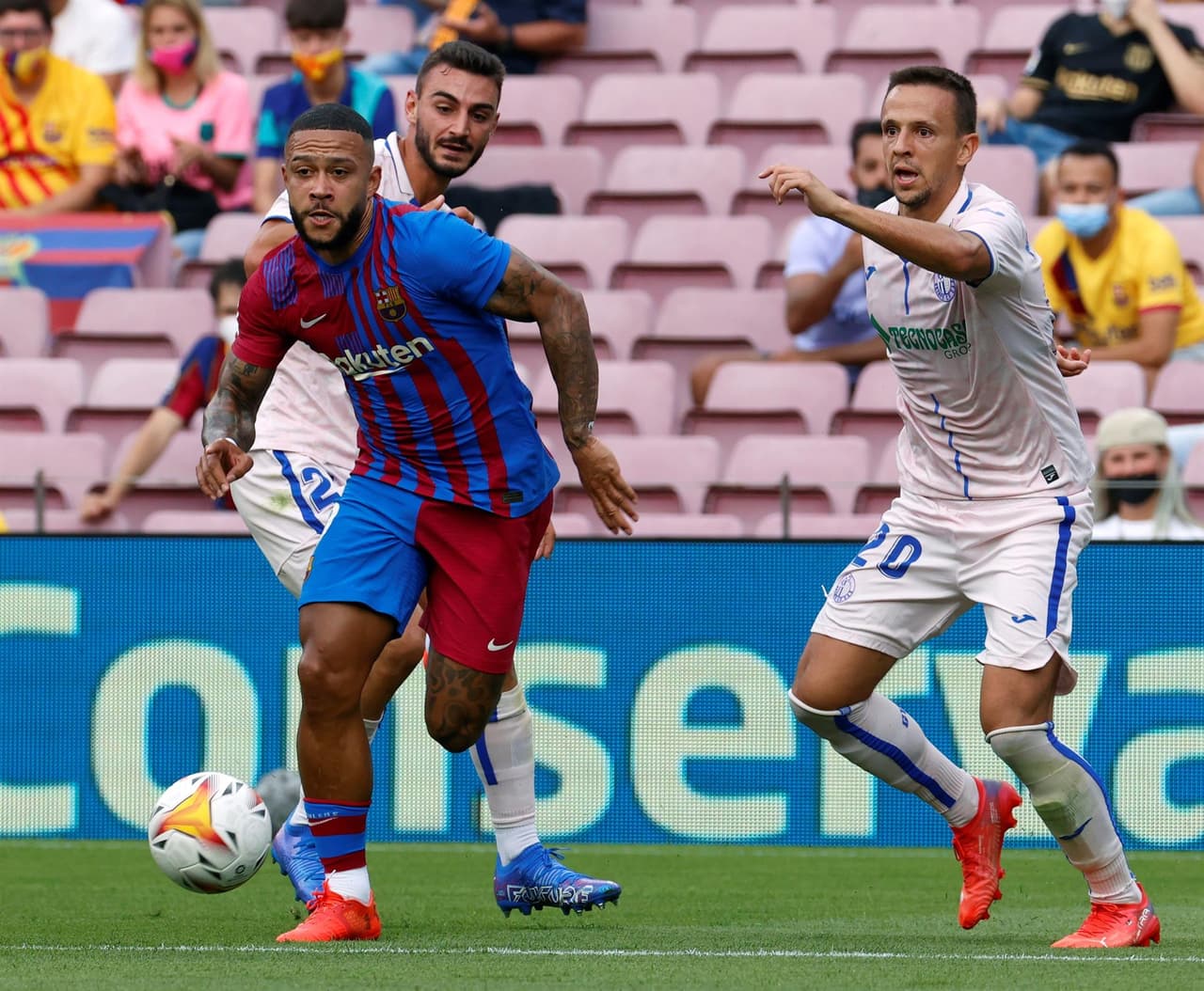 Barcelona consigue llevarse la victoria ante el Getafe 2-1, durante la tercera Jornada en La Liga. Sergi Roberto abrió el marcador muy temprano (2') a favor de los 'blaugrana', pero al minuto 18' Sandro Ramírez ya igualaba el marcado. Fue hasta el minuto 30' donde Memphis Depay ya ponía al Barca arriba y le daba la victoria.