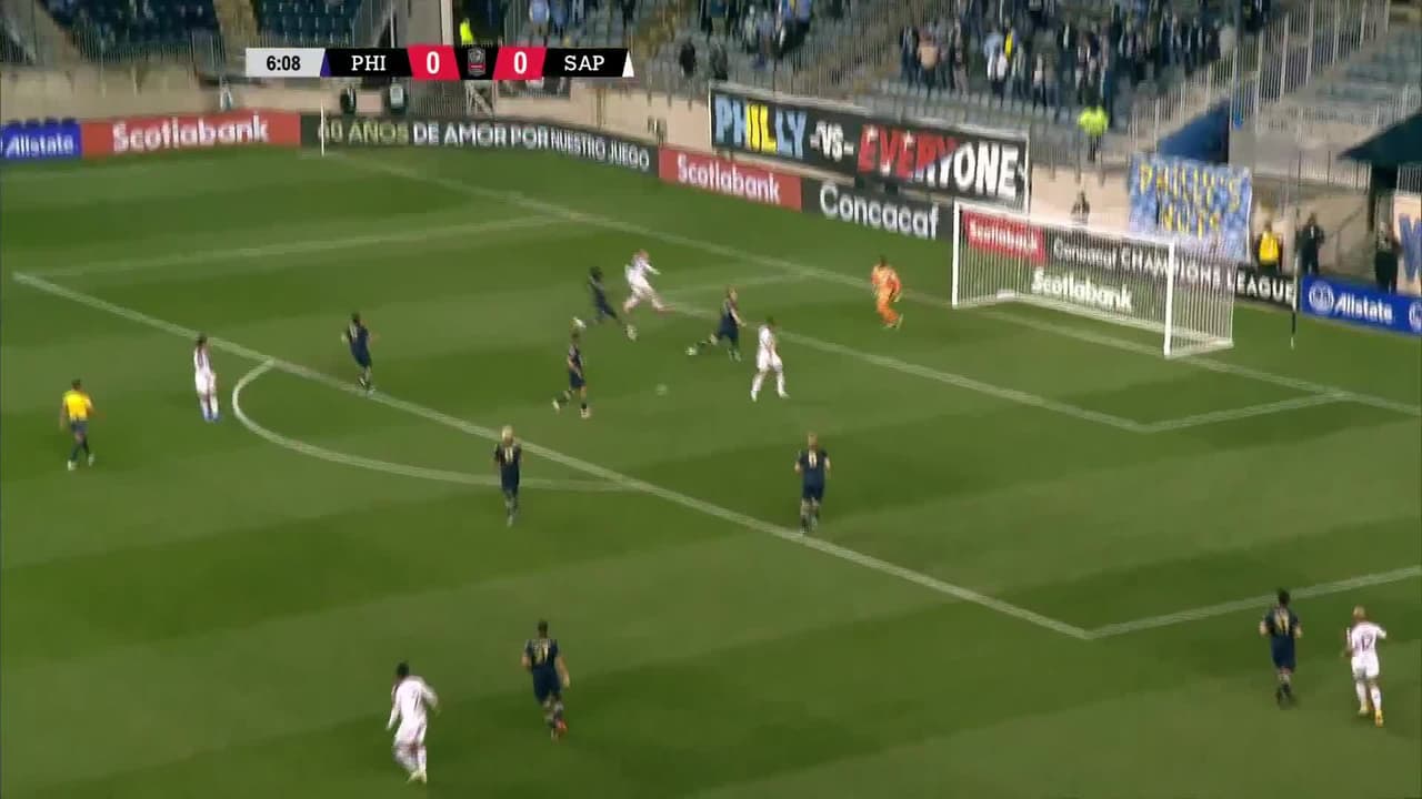 ¡CERCA! Jakob Glesnes disparó que se estrella en el poste.