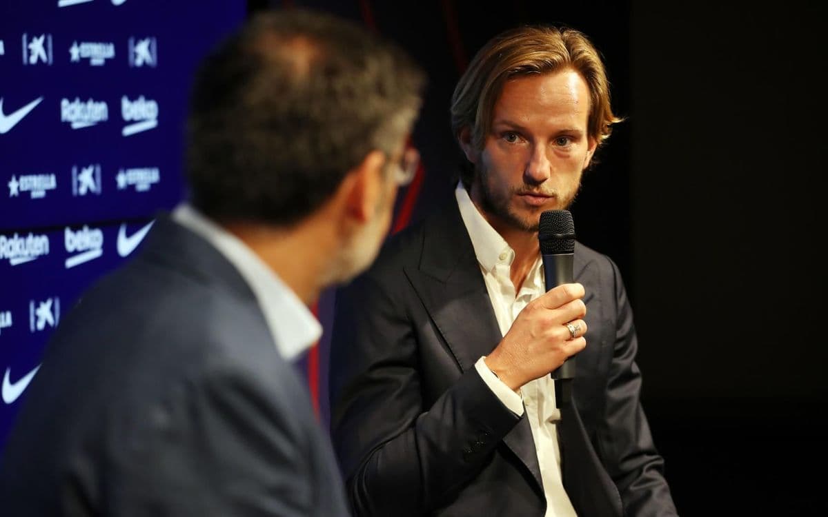 "Es un honor ser el cuarto jugador extranjero con más partidos jugados de toda la historia del Barça…", declaró el zaguero que consiguió trece títulos con los culés.