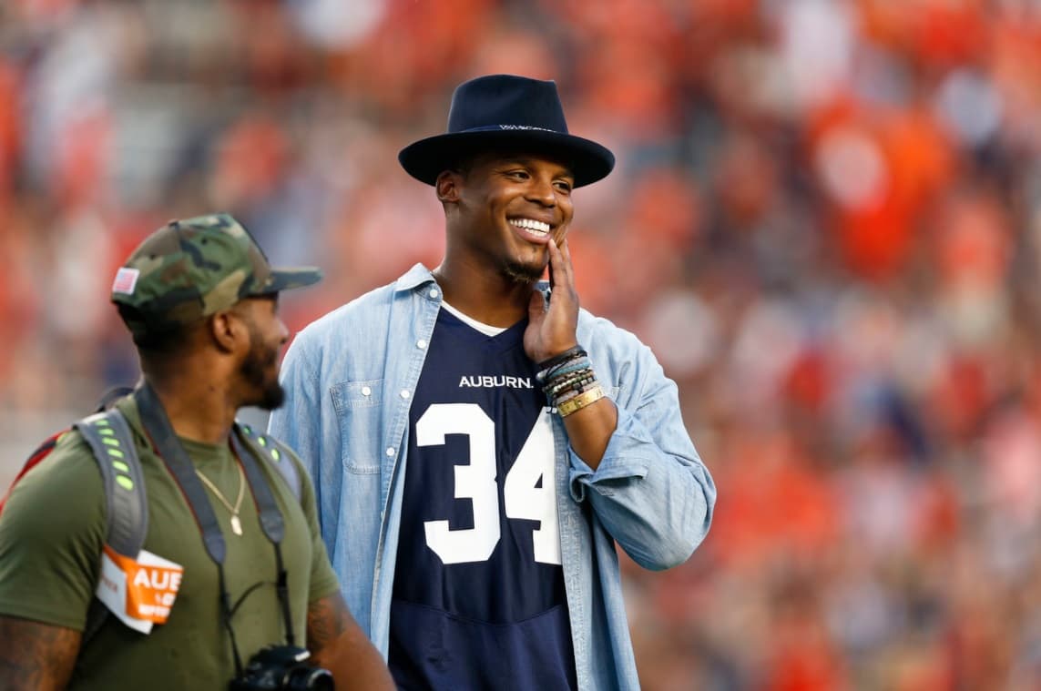 <b>Cam</b>eron Jerrell
<b>Newton</b> celebra su cumpleaños número 28 este 11 de mayo y por ello quisimos mostrar cómo ha ido cambiando su
<i>look</i> durante las seis temporadas que lleva en la NFL. El quarterback de los
<b><a href="http://www.univision.com/deportes/nfl/carolina-panthers">Carolina Panthers</a></b> ha sorprendido en casi todas sus conferencias de prensa pues no escatima al momento de presentarse en público.
