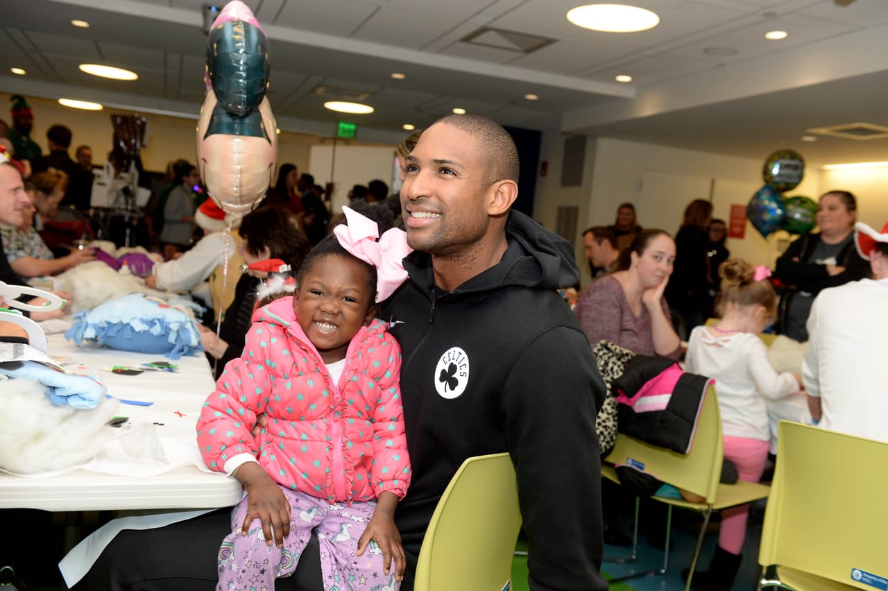 Empacando regalos, abrazando, regalando sonrisas, los Celtics iniciaron de la mejor manera el mes de la Navidad.