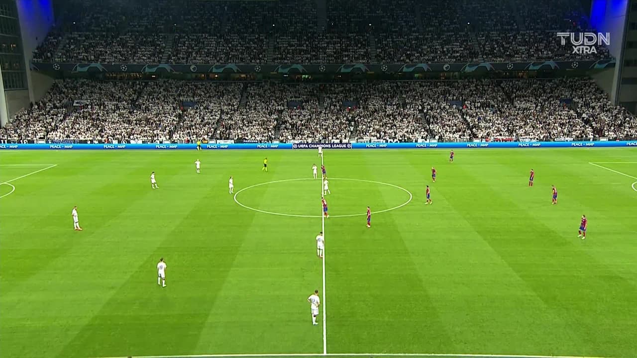 Arranca el partido y la pelota está en juego.