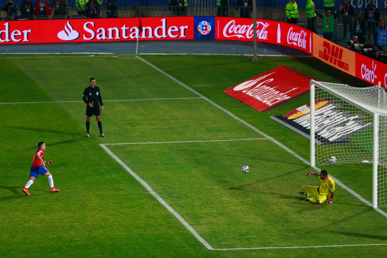 El 'Panenka' de Alexis no fue tan bombeado, pero bastó para engañar al 'Chiquito'.
