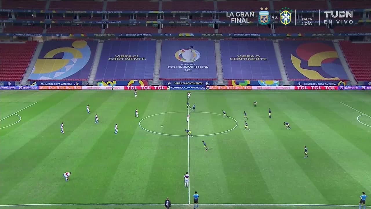 Arranca el partido y la pelota está en juego.