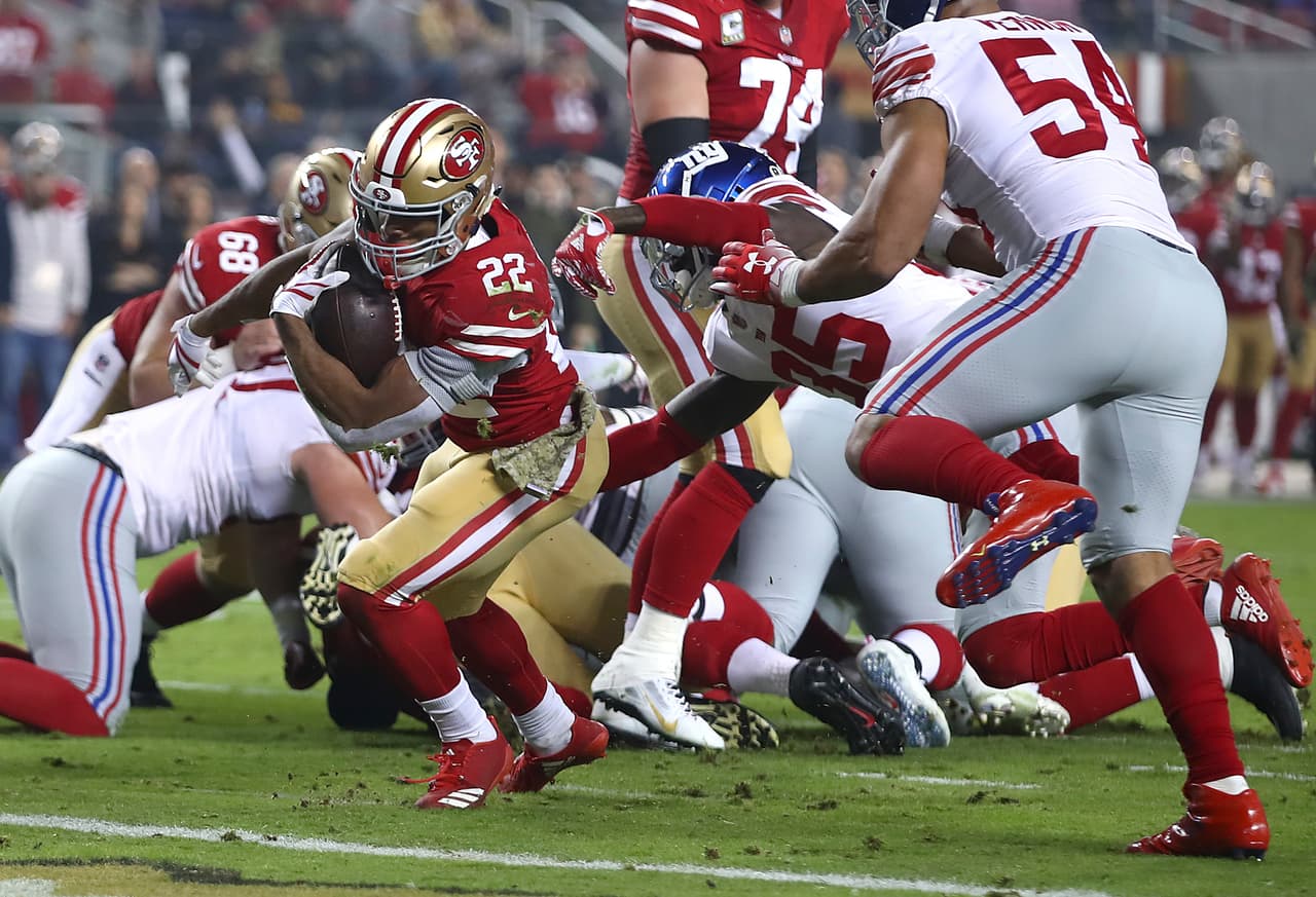 SIn embargo, San Francisco respondió con su mejor hombre de la noche, el corredor Matt Breida, quien con acarreo de 3 yardas en los albores del segundo cuarto, puso arriba 10-7 a los 49ers.