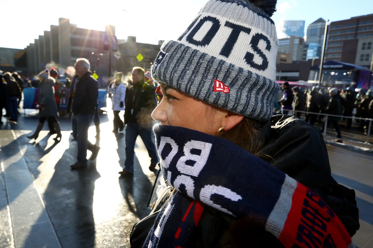 ¡Todo listo en el U.S. Bank Stadium para el Super Bowl LII! Los Patriots y los Eagles jugarán por el título de la NFL y ni siquiera las bajas temperaturas reducen la pasión de los miles de aficionados que ya están en el estadio.