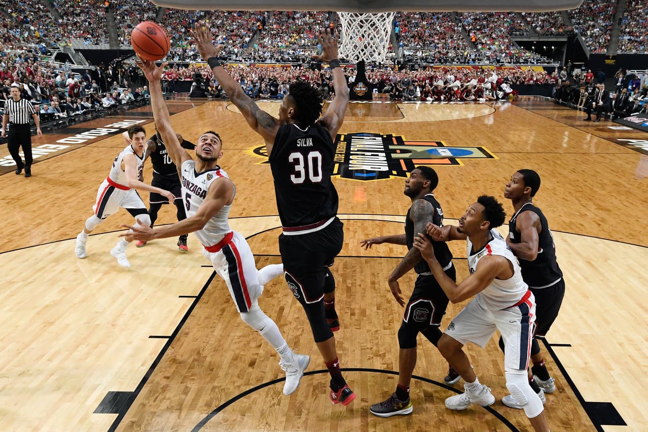 Los ataques del equipo de Gonzaga fueron efectivos en una noche inspirada de los jugadores en cancha.