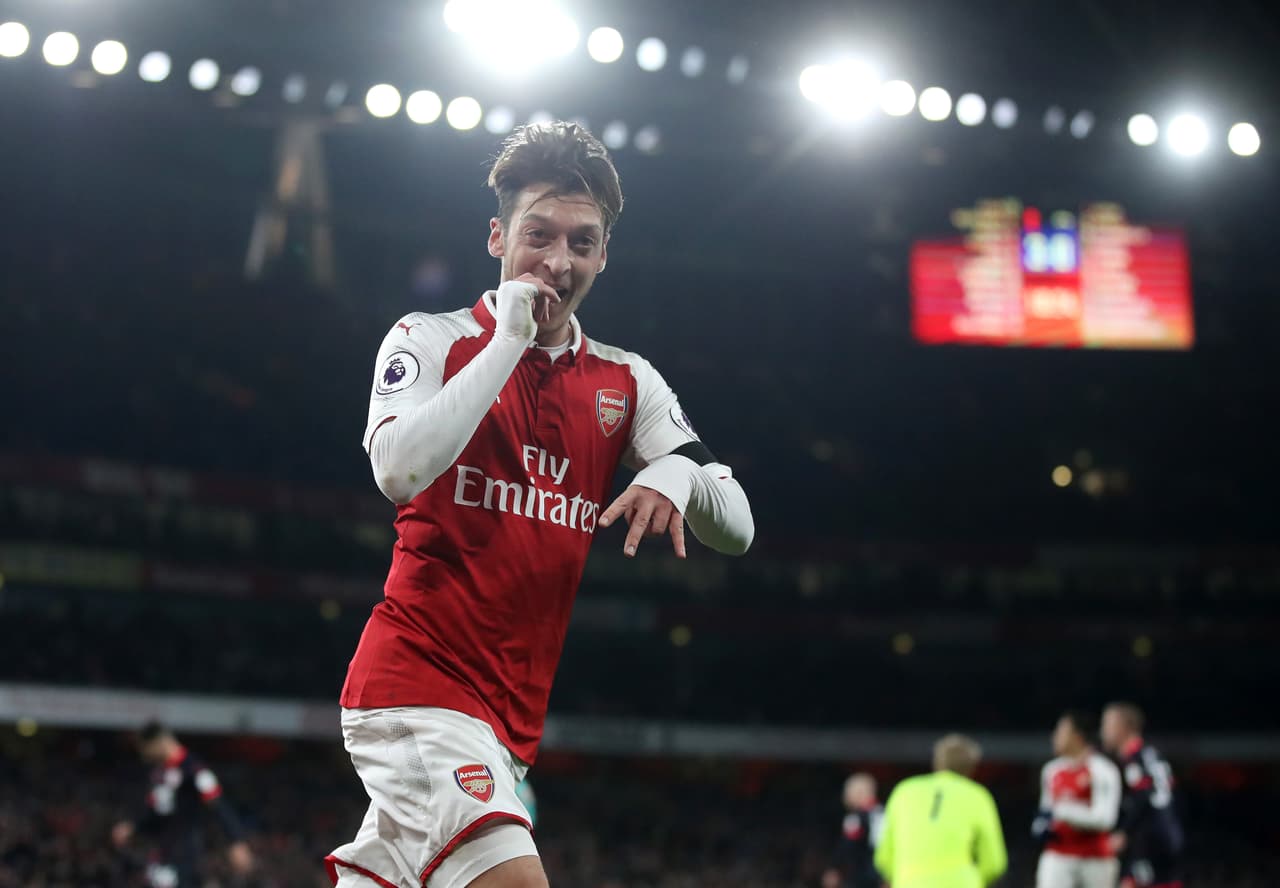 Con su pase valorado en 50 millones de euros, Arsenal aún no renueva al alemán Mesut Ozil.