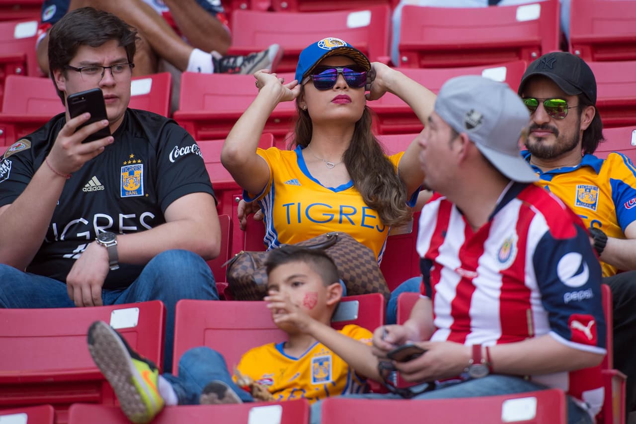 Aficionados de Chivas y Tigres disfrutaron de un gran espectáculo. Música, carne asada, sombreros, maquillajes, máscaras y banderas fueron la constante en el Estadio Chivas.