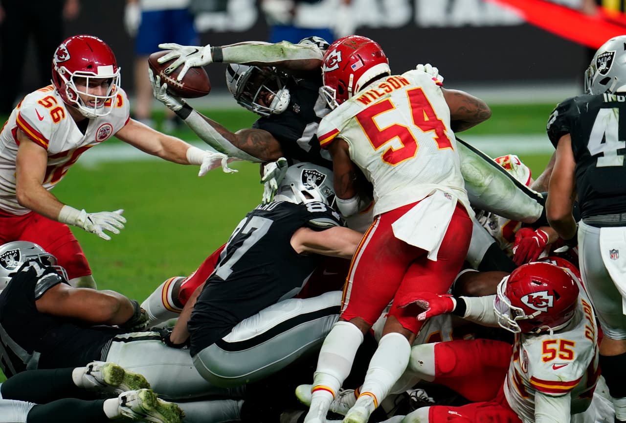 Con menos de dos minutos en el reloj, los Chiefs consiguen el touchdown de la victoria y se vengan de los Raiders al imponerse 35-31.