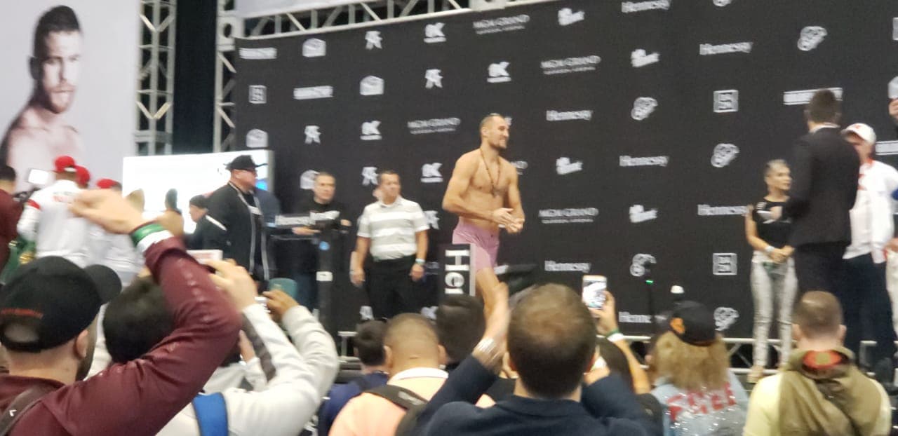 Saúl Álvarez presumió de un físico más trabajado que el ruso Kovalev en la ceremonia de pesaje.